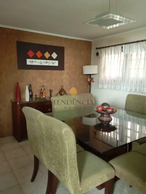 Casa com 4 quartos à venda, 144m2 em São Braz, Curitiba - PR - imagem 5 Foto 5 de Casa com 4 quartos à venda, 144m2 em São Braz, Curitiba - PR