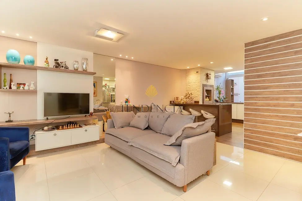 Foto 3 de Sobrado com 4 quartos à venda, 205m2 em Santo Inácio, Curitiba - PR