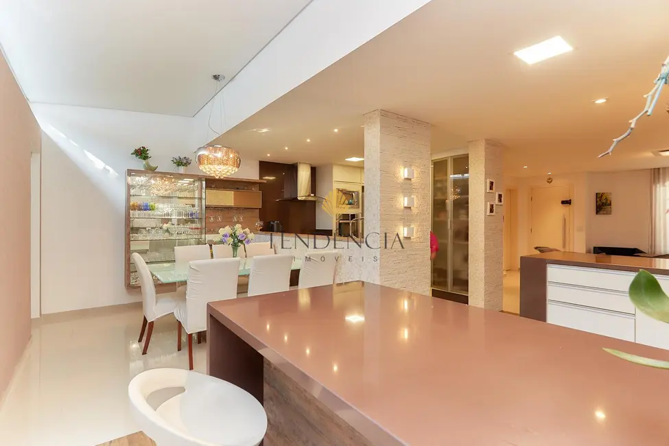 Foto 7 de Sobrado com 4 quartos à venda, 205m2 em Santo Inácio, Curitiba - PR