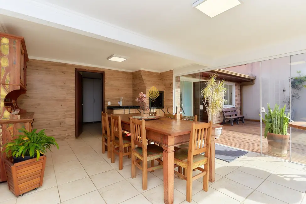 Casa com 5 quartos à venda, 235m2 em Santo Inácio, Curitiba - PR - imagem 1 Foto 1 de Casa com 5 quartos à venda, 235m2 em Santo Inácio, Curitiba - PR