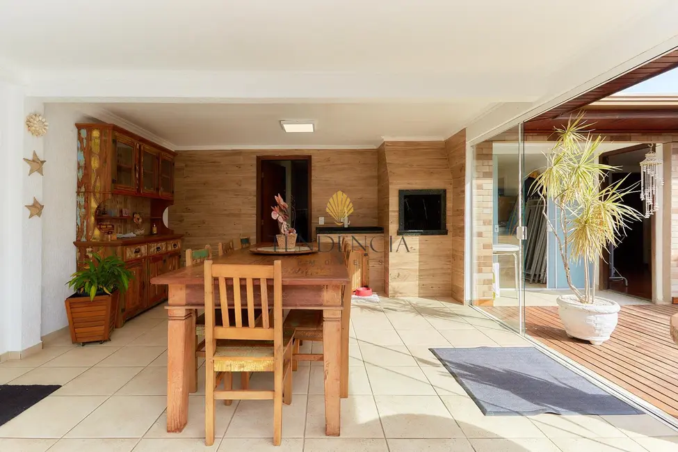 Casa com 5 quartos à venda, 235m2 em Santo Inácio, Curitiba - PR - imagem 2 Foto 2 de Casa com 5 quartos à venda, 235m2 em Santo Inácio, Curitiba - PR