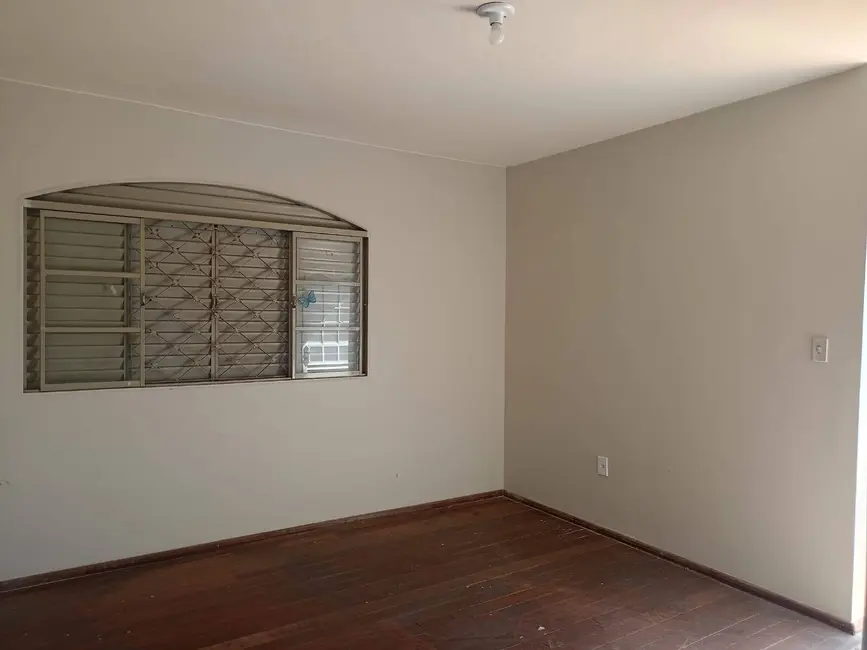 Sobrado com 5 quartos à venda, 210m2 em Guará II, Brasilia - DF - imagem 9 Foto 9 de Sobrado com 5 quartos à venda, 210m2 em Guará II, Brasilia - DF