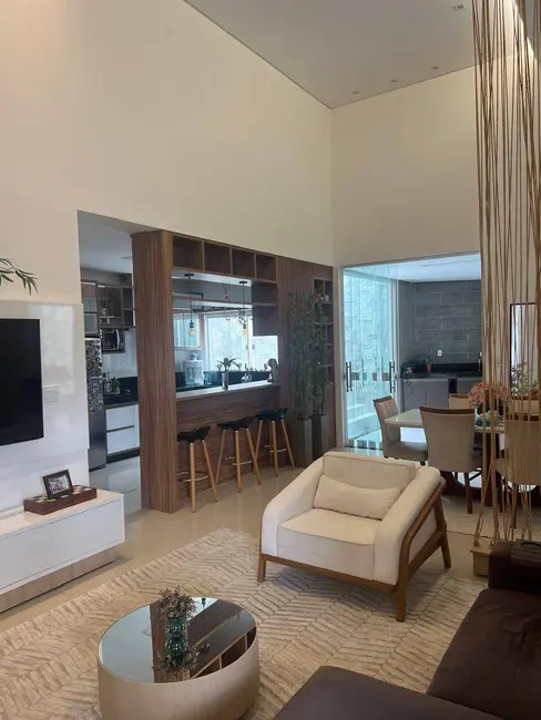 Casa com 3 quartos à venda, 250m2 em Setor Habitacional Vicente Pires, Brasilia - DF - imagem 1 Foto 1 de Casa com 3 quartos à venda, 250m2 em Setor Habitacional Vicente Pires, Brasilia - DF