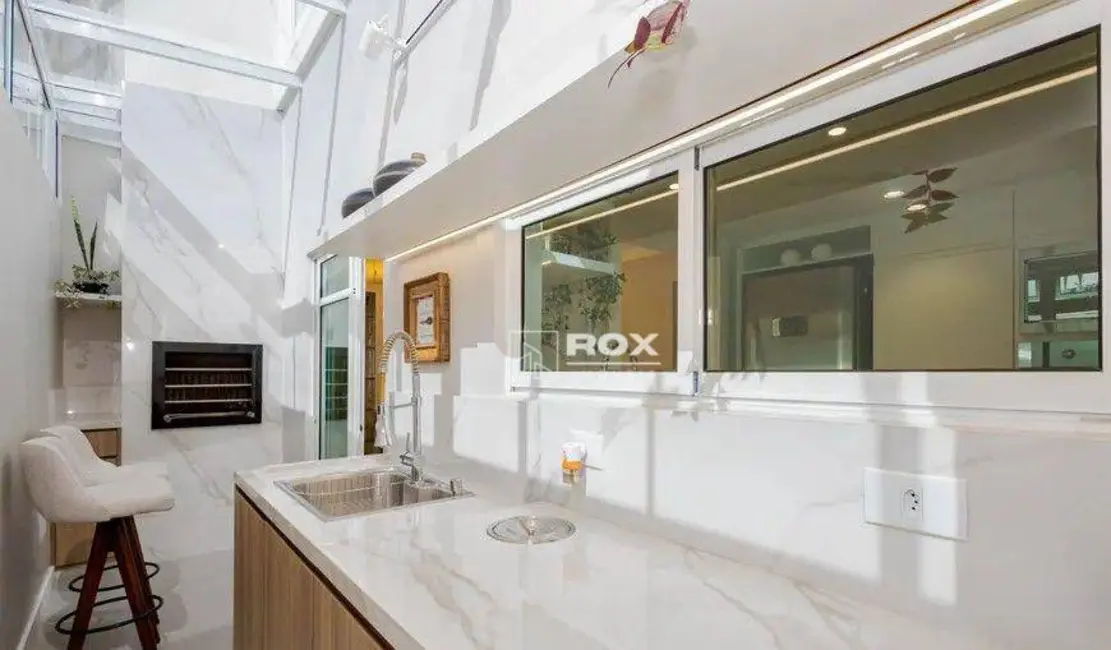 Sobrado com 3 quartos à venda, 122m2 em São Braz, Curitiba - PR - imagem 3 Foto 3 de Sobrado com 3 quartos à venda, 122m2 em São Braz, Curitiba - PR