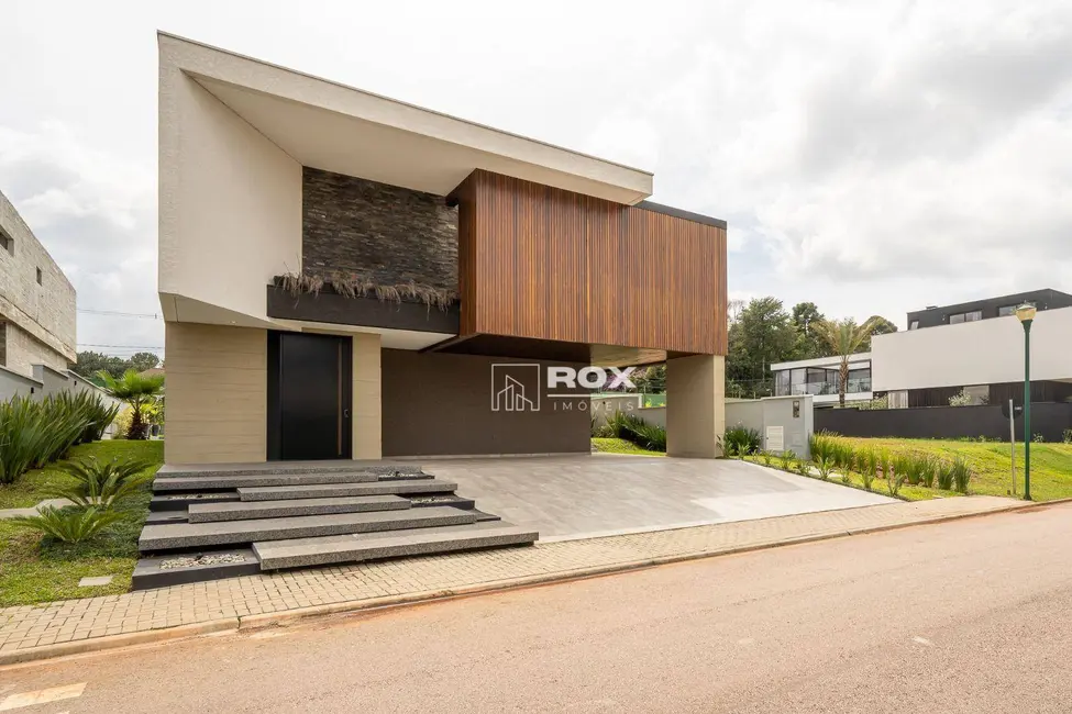 Casa com 4 quartos à venda, 2578m2 em Curitiba - PR - imagem 1 Foto 1 de Casa com 4 quartos à venda, 2578m2 em Curitiba - PR