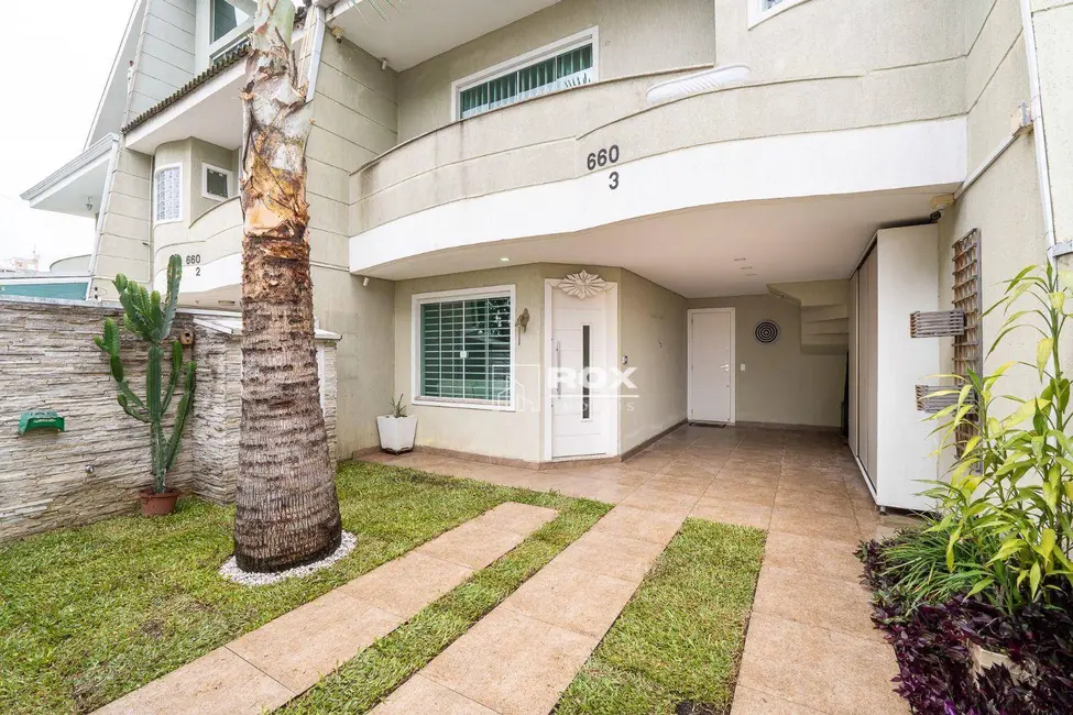 Foto 1 de Sobrado com 3 quartos à venda, 120m2 em Água Verde, Curitiba - PR