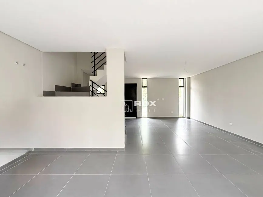 Sobrado com 3 quartos à venda, 194m2 em Santa Cândida, Curitiba - PR - imagem 5 Foto 5 de Sobrado com 3 quartos à venda, 194m2 em Santa Cândida, Curitiba - PR