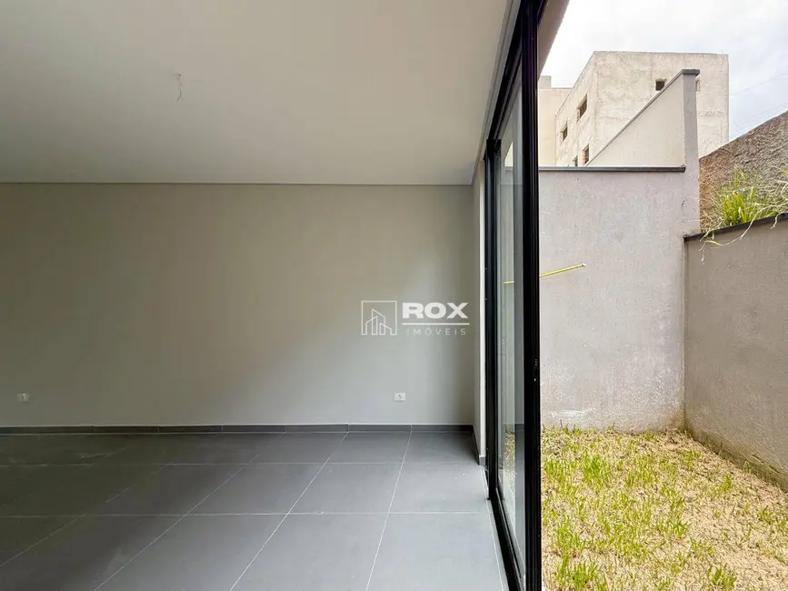 Sobrado com 3 quartos à venda, 194m2 em Santa Cândida, Curitiba - PR - imagem 7 Foto 7 de Sobrado com 3 quartos à venda, 194m2 em Santa Cândida, Curitiba - PR