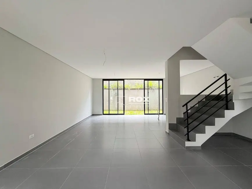 Sobrado com 3 quartos à venda, 194m2 em Santa Cândida, Curitiba - PR - imagem 3 Foto 3 de Sobrado com 3 quartos à venda, 194m2 em Santa Cândida, Curitiba - PR