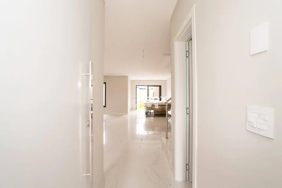 Sobrado com 3 quartos à venda, 152m2 em Água Verde, Curitiba - PR - imagem 9 Foto 9 de Sobrado com 3 quartos à venda, 152m2 em Água Verde, Curitiba - PR