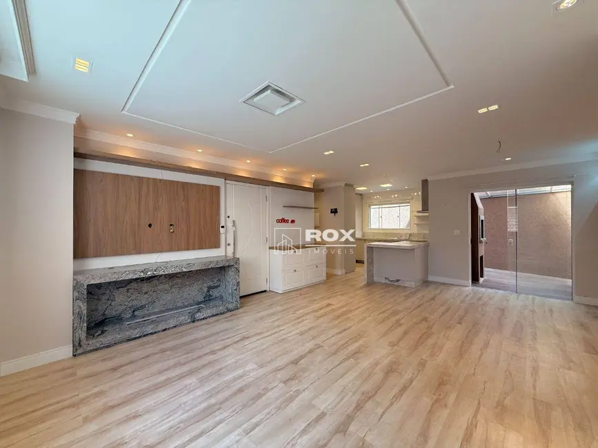 Sobrado com 3 quartos à venda, 180m2 em Pilarzinho, Curitiba - PR - imagem 6 Foto 6 de Sobrado com 3 quartos à venda, 180m2 em Pilarzinho, Curitiba - PR