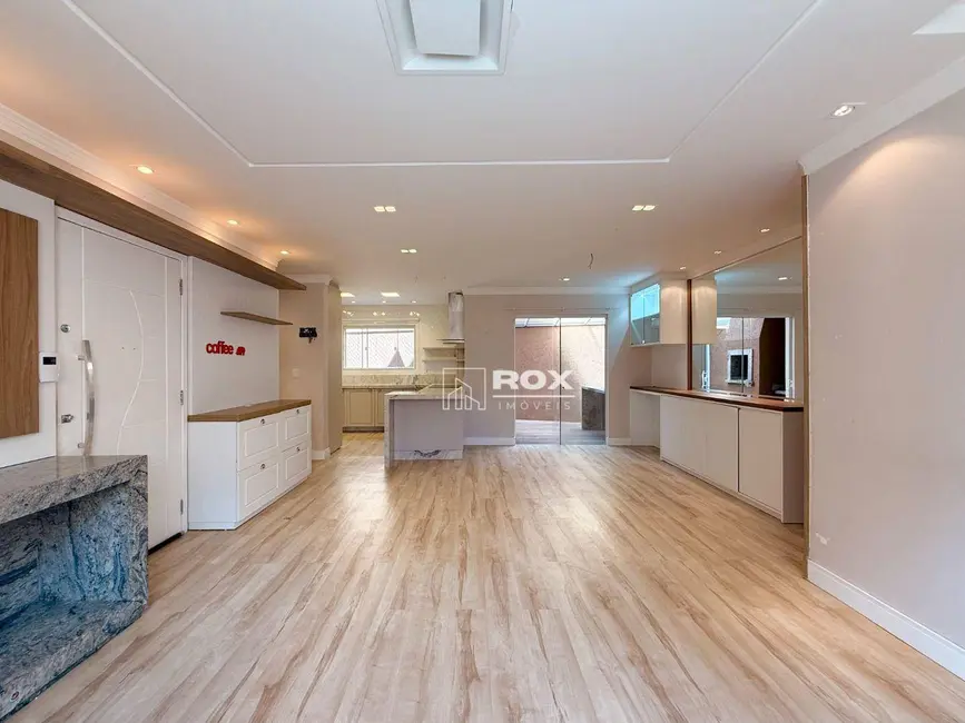 Sobrado com 3 quartos à venda, 180m2 em Pilarzinho, Curitiba - PR - imagem 7 Foto 7 de Sobrado com 3 quartos à venda, 180m2 em Pilarzinho, Curitiba - PR