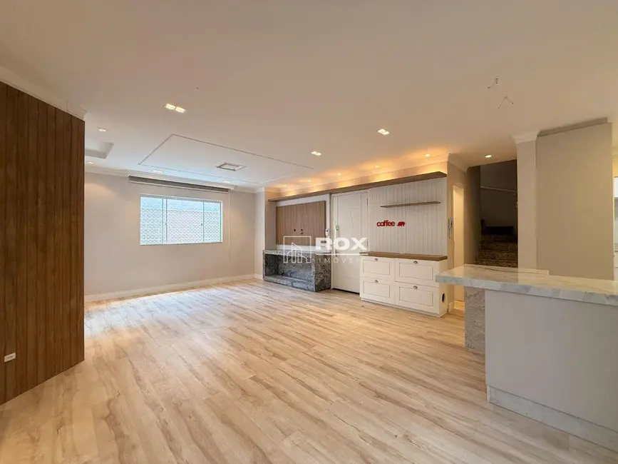 Sobrado com 3 quartos à venda, 180m2 em Pilarzinho, Curitiba - PR - imagem 5 Foto 5 de Sobrado com 3 quartos à venda, 180m2 em Pilarzinho, Curitiba - PR