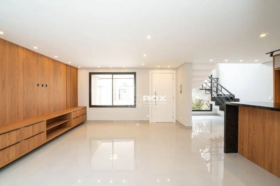 Sobrado com 3 quartos à venda, 75m2 em Butiatuvinha, Curitiba - PR - imagem 4 Foto 4 de Sobrado com 3 quartos à venda, 75m2 em Butiatuvinha, Curitiba - PR