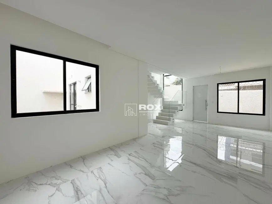 Sobrado com 3 quartos à venda, 130m2 em Boa Vista, Curitiba - PR - imagem 4 Foto 4 de Sobrado com 3 quartos à venda, 130m2 em Boa Vista, Curitiba - PR