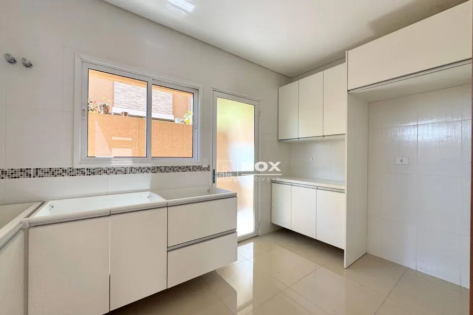 Sobrado com 4 quartos à venda, 150m2 em São Braz, Curitiba - PR - imagem 8 Foto 8 de Sobrado com 4 quartos à venda, 150m2 em São Braz, Curitiba - PR