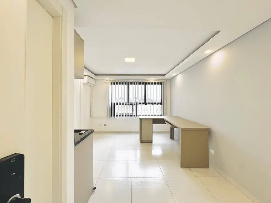 Sala Comercial para alugar, 32m2 em Centro, Curitiba - PR - imagem 3 Foto 3 de Sala Comercial para alugar, 32m2 em Centro, Curitiba - PR