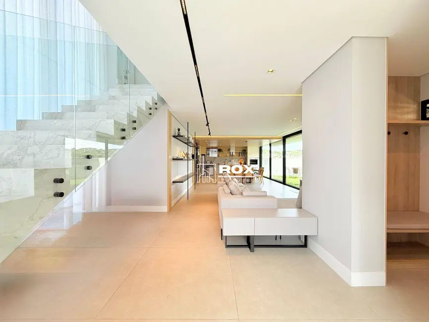 Casa de Condomínio com 3 quartos à venda, 300m2 em Tingui, Curitiba - PR - imagem 5 Foto 5 de Casa de Condomínio com 3 quartos à venda, 300m2 em Tingui, Curitiba - PR