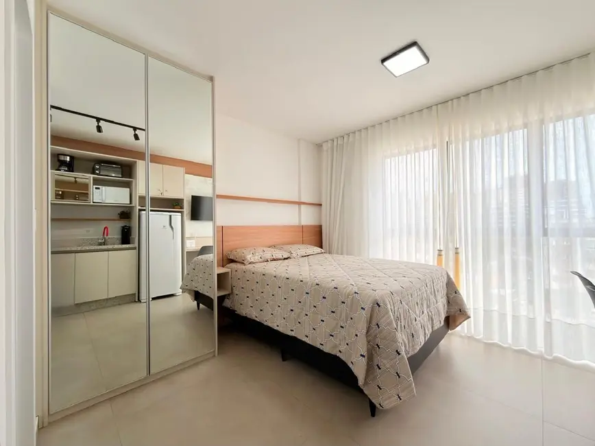 Foto 2 de Kitnet com 1 quarto para alugar, 36m2 em Água Verde, Curitiba - PR