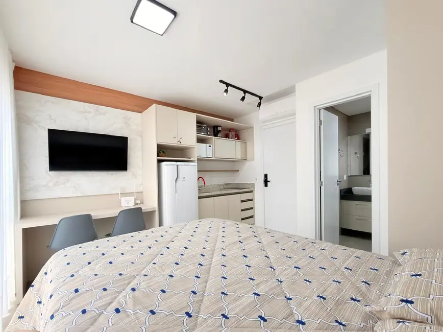 Foto 1 de Kitnet com 1 quarto para alugar, 36m2 em Água Verde, Curitiba - PR