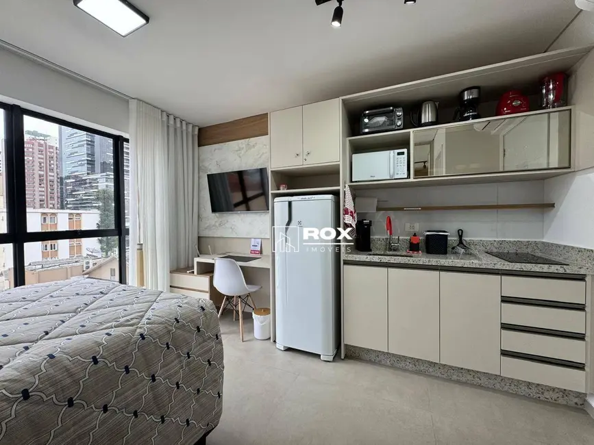 Foto 2 de Kitnet com 1 quarto para alugar, 36m2 em Água Verde, Curitiba - PR