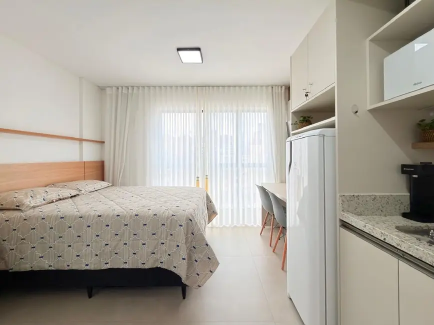 Foto 8 de Kitnet com 1 quarto para alugar, 36m2 em Água Verde, Curitiba - PR