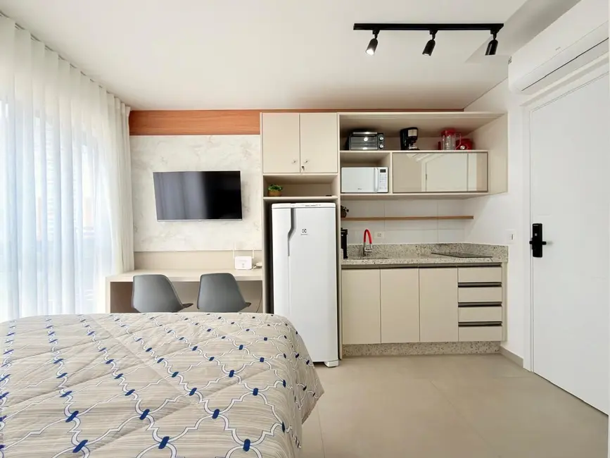 Foto 3 de Kitnet com 1 quarto para alugar, 36m2 em Água Verde, Curitiba - PR