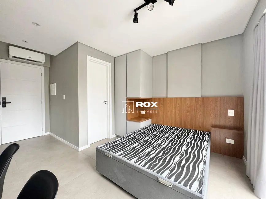 Kitnet com 1 quarto para alugar, 36m2 em Água Verde, Curitiba - PR - imagem 4 Foto 4 de Kitnet com 1 quarto para alugar, 36m2 em Água Verde, Curitiba - PR