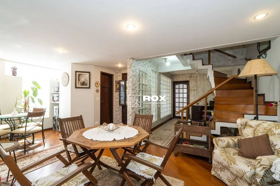 Sobrado com 3 quartos à venda, 191m2 em Vista Alegre, Curitiba - PR - imagem 5 Foto 5 de Sobrado com 3 quartos à venda, 191m2 em Vista Alegre, Curitiba - PR