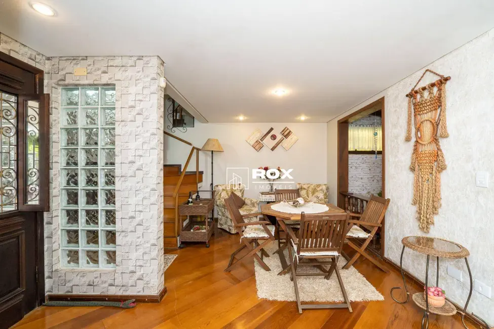 Sobrado com 3 quartos à venda, 191m2 em Vista Alegre, Curitiba - PR - imagem 6 Foto 6 de Sobrado com 3 quartos à venda, 191m2 em Vista Alegre, Curitiba - PR