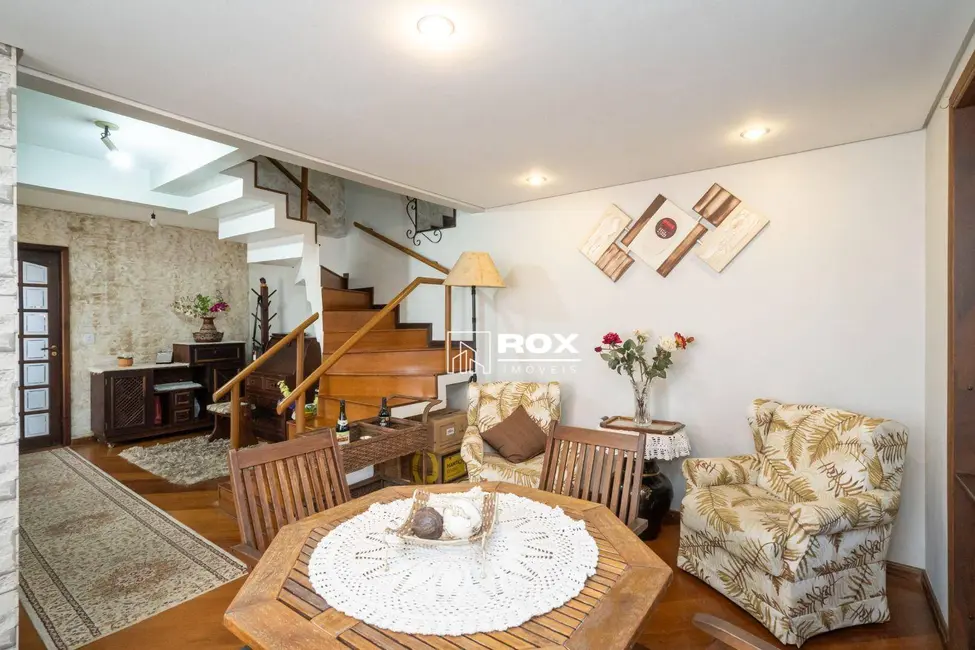 Sobrado com 3 quartos à venda, 191m2 em Vista Alegre, Curitiba - PR - imagem 4 Foto 4 de Sobrado com 3 quartos à venda, 191m2 em Vista Alegre, Curitiba - PR