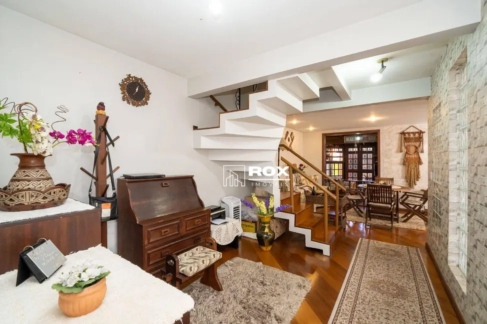 Sobrado com 3 quartos à venda, 191m2 em Vista Alegre, Curitiba - PR - imagem 3 Foto 3 de Sobrado com 3 quartos à venda, 191m2 em Vista Alegre, Curitiba - PR