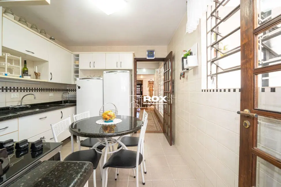 Sobrado com 3 quartos à venda, 191m2 em Vista Alegre, Curitiba - PR - imagem 8 Foto 8 de Sobrado com 3 quartos à venda, 191m2 em Vista Alegre, Curitiba - PR