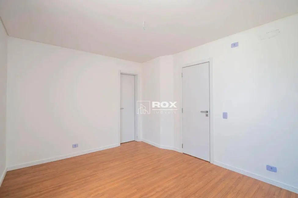 Sobrado com 3 quartos à venda, 147m2 em Lindóia, Curitiba - PR - imagem 6 Foto 6 de Sobrado com 3 quartos à venda, 147m2 em Lindóia, Curitiba - PR