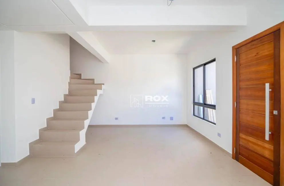 Sobrado com 3 quartos à venda, 147m2 em Lindóia, Curitiba - PR - imagem 4 Foto 4 de Sobrado com 3 quartos à venda, 147m2 em Lindóia, Curitiba - PR