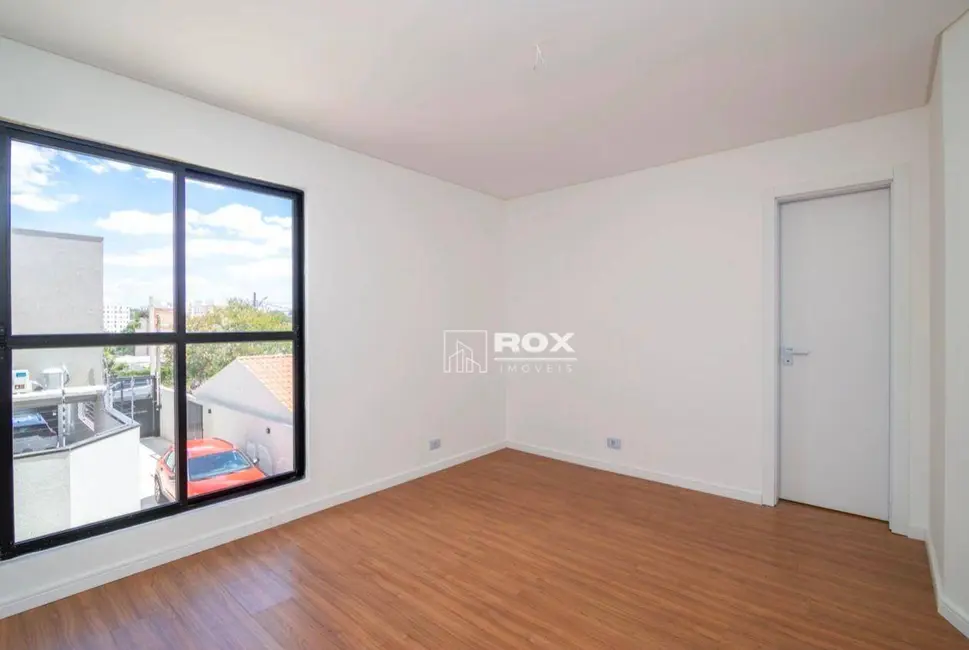 Sobrado com 3 quartos à venda, 147m2 em Lindóia, Curitiba - PR - imagem 7 Foto 7 de Sobrado com 3 quartos à venda, 147m2 em Lindóia, Curitiba - PR