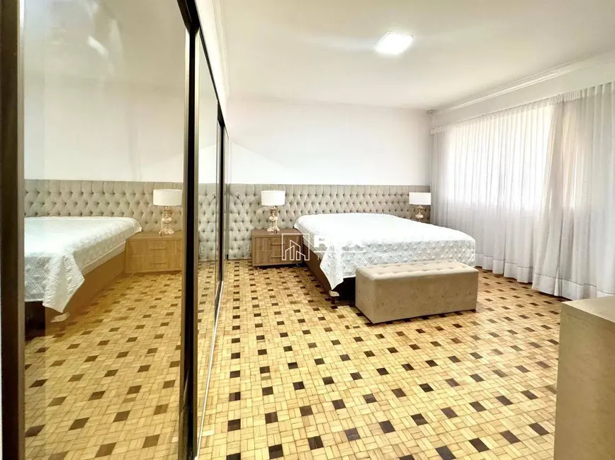 Casa com 7 quartos para alugar, 672m2 em Cristo Rei, Curitiba - PR - imagem 3 Foto 3 de Casa com 7 quartos para alugar, 672m2 em Cristo Rei, Curitiba - PR
