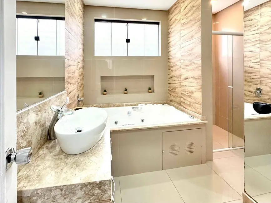 Casa com 7 quartos para alugar, 672m2 em Cristo Rei, Curitiba - PR - imagem 5 Foto 5 de Casa com 7 quartos para alugar, 672m2 em Cristo Rei, Curitiba - PR