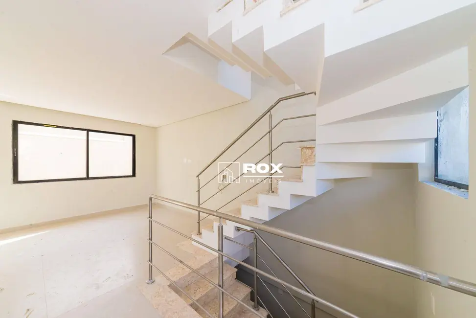 Sobrado com 3 quartos à venda, 177m2 em Guabirotuba, Curitiba - PR - imagem 9 Foto 9 de Sobrado com 3 quartos à venda, 177m2 em Guabirotuba, Curitiba - PR