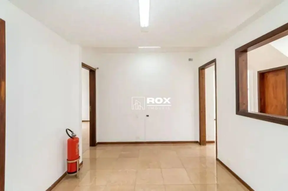 Casa com 3 quartos para alugar, 190m2 em Seminário, Curitiba - PR - imagem 7 Foto 7 de Casa com 3 quartos para alugar, 190m2 em Seminário, Curitiba - PR