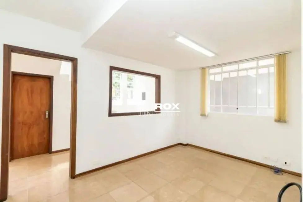 Casa com 3 quartos para alugar, 190m2 em Seminário, Curitiba - PR - imagem 5 Foto 5 de Casa com 3 quartos para alugar, 190m2 em Seminário, Curitiba - PR