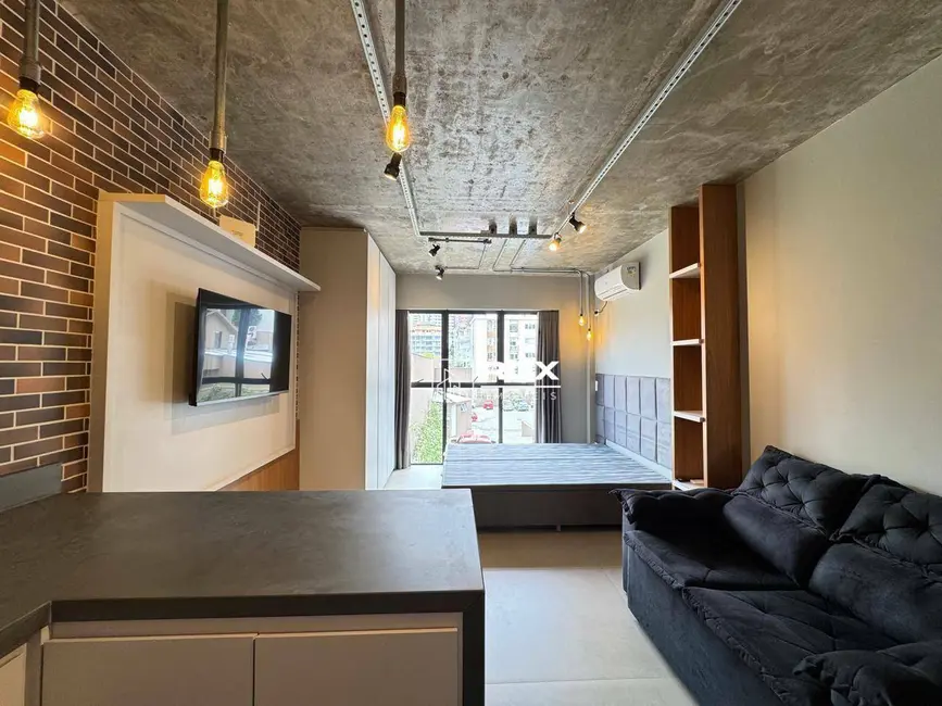 Foto 2 de Kitnet com 1 quarto para alugar, 62m2 em Água Verde, Curitiba - PR