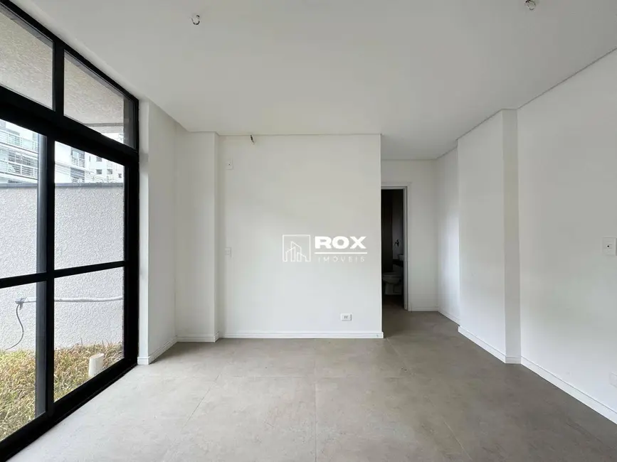 Kitnet com 1 quarto à venda, 43m2 em Água Verde, Curitiba - PR - imagem 2 Foto 2 de Kitnet com 1 quarto à venda, 43m2 em Água Verde, Curitiba - PR