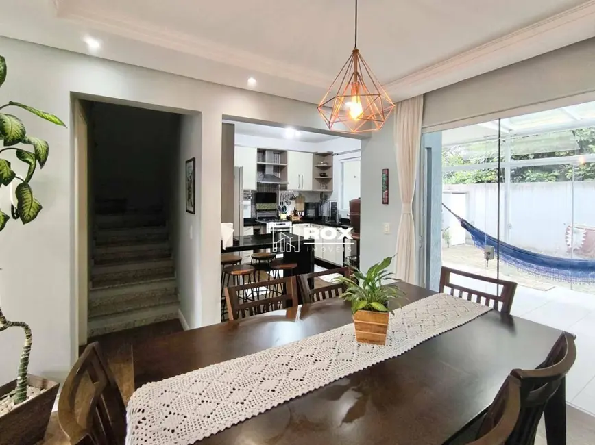 Sobrado com 3 quartos à venda, 114m2 em Santa Cândida, Curitiba - PR - imagem 3 Foto 3 de Sobrado com 3 quartos à venda, 114m2 em Santa Cândida, Curitiba - PR