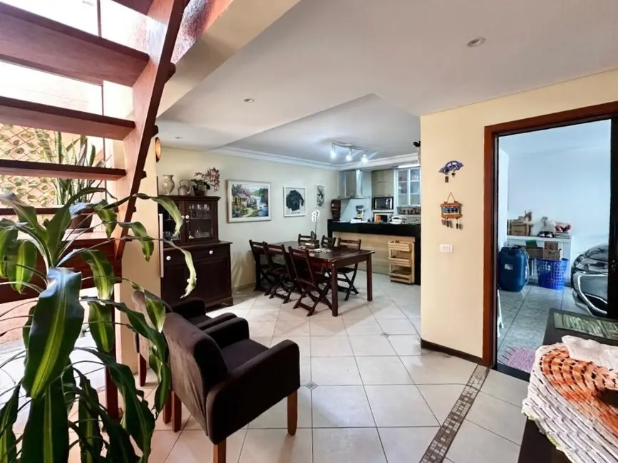 Casa com 4 quartos para alugar, 426m2 em Portão, Curitiba - PR - imagem 6 Foto 6 de Casa com 4 quartos para alugar, 426m2 em Portão, Curitiba - PR