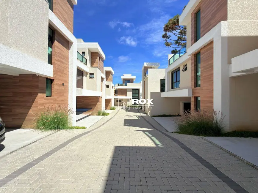 Sobrado com 3 quartos à venda, 182m2 em Santa Felicidade, Curitiba - PR - imagem 2 Foto 2 de Sobrado com 3 quartos à venda, 182m2 em Santa Felicidade, Curitiba - PR