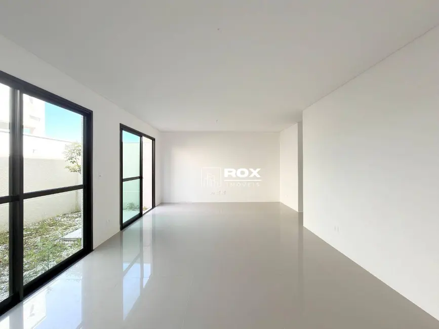 Sobrado com 3 quartos à venda, 182m2 em Santa Felicidade, Curitiba - PR - imagem 8 Foto 8 de Sobrado com 3 quartos à venda, 182m2 em Santa Felicidade, Curitiba - PR