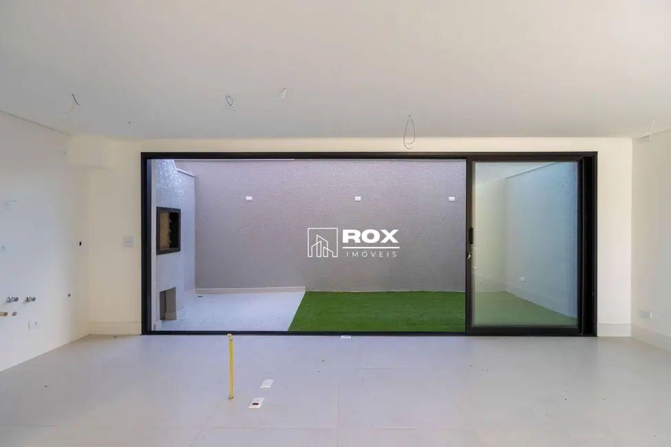 Sobrado com 3 quartos à venda, 162m2 em São Braz, Curitiba - PR - imagem 4 Foto 4 de Sobrado com 3 quartos à venda, 162m2 em São Braz, Curitiba - PR