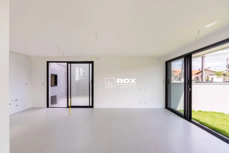 Sobrado com 3 quartos à venda, 199m2 em São Braz, Curitiba - PR - imagem 3 Foto 3 de Sobrado com 3 quartos à venda, 199m2 em São Braz, Curitiba - PR