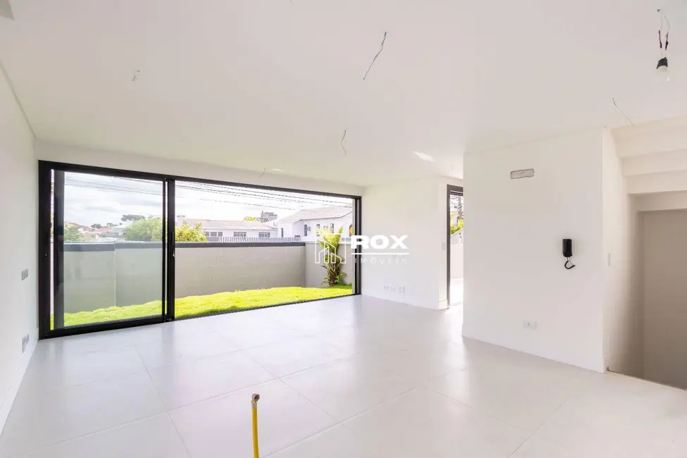 Sobrado com 3 quartos à venda, 199m2 em São Braz, Curitiba - PR - imagem 4 Foto 4 de Sobrado com 3 quartos à venda, 199m2 em São Braz, Curitiba - PR